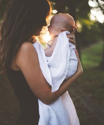 Bagaimana Sebaiknya Memandikan Bayi yang Baru Lahir, RS Awal Bros Bekasi